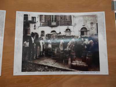 Anche se le immagini pi� toccanti sono quelle che immortalano la gente in fila alle prime fontane pubbliche, con grossi barili per l'approvvigionamento...